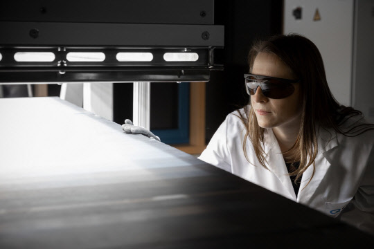 한화큐셀 직원이 모듈 품질 검사를 진행하고 있다. <한화큐셀 제공>